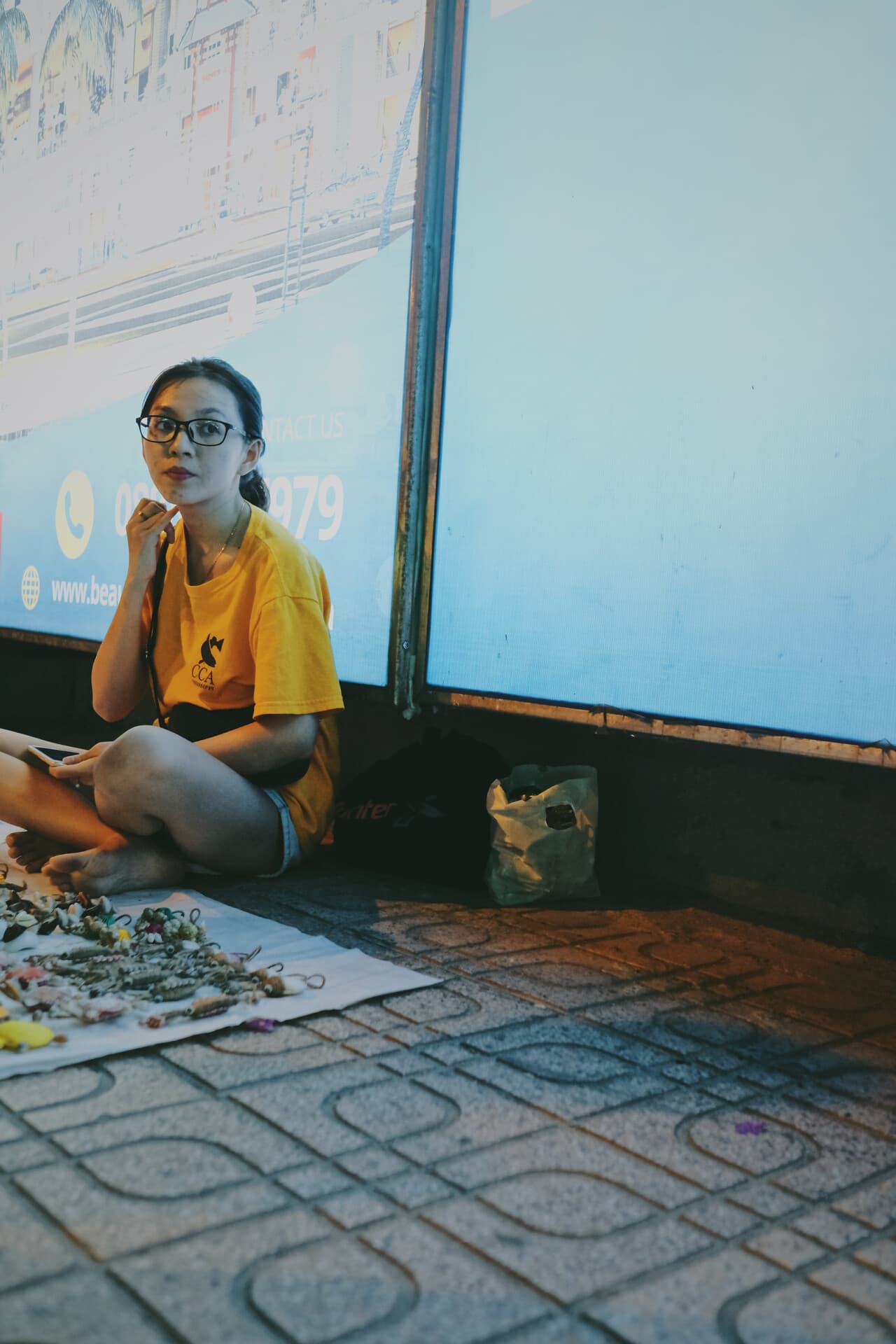 The girl who sells handicrafts at night