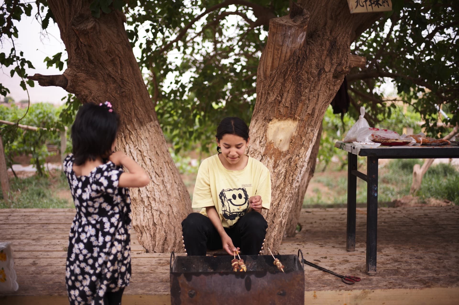 The little girl who sells barbecue